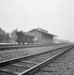 166759 Gezicht op de goederenloods van het N.S.-station Sliedrecht te Sliedrecht.